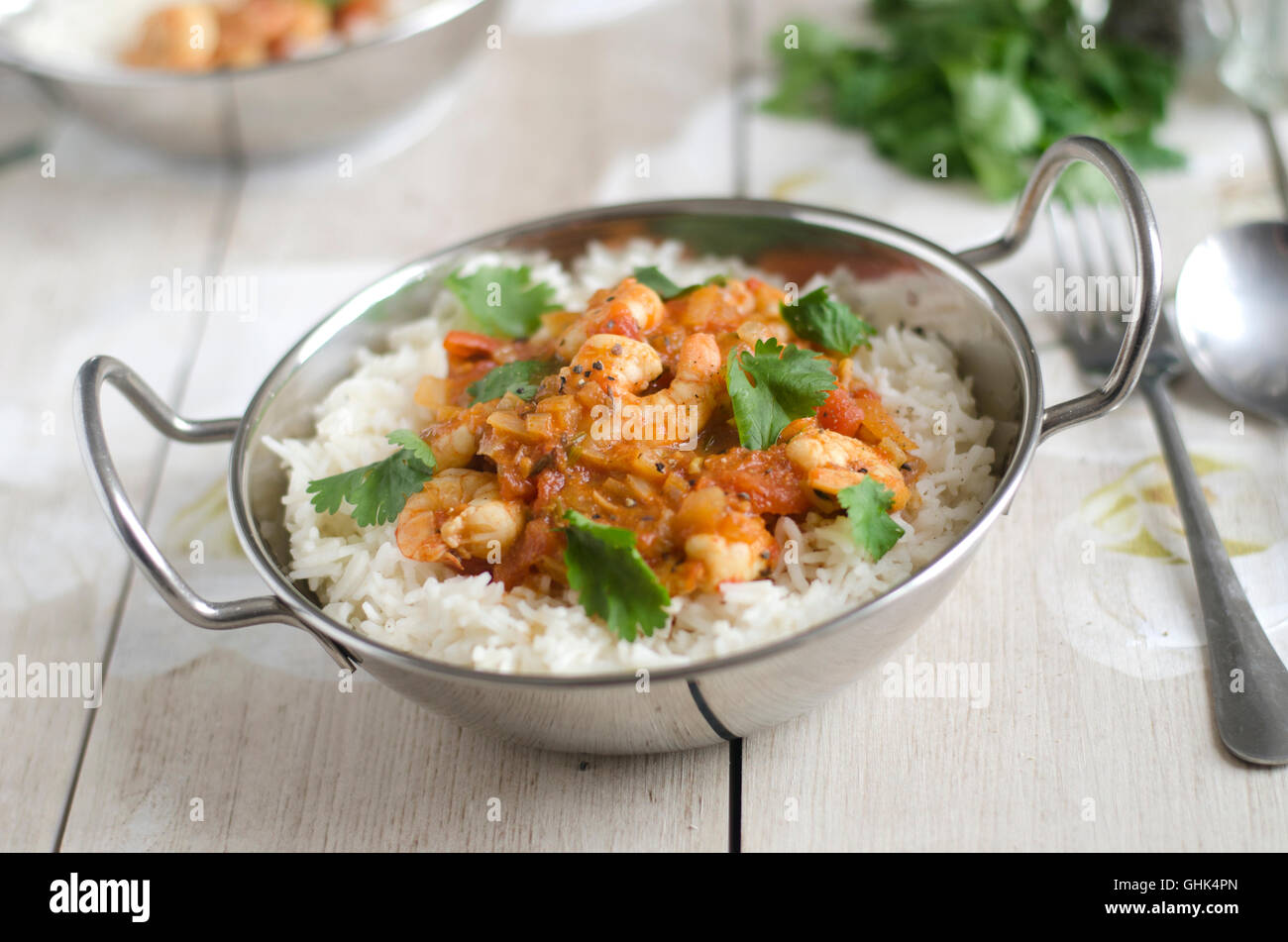 Indisches Curry mit Garnelen und Koriander Stockfoto