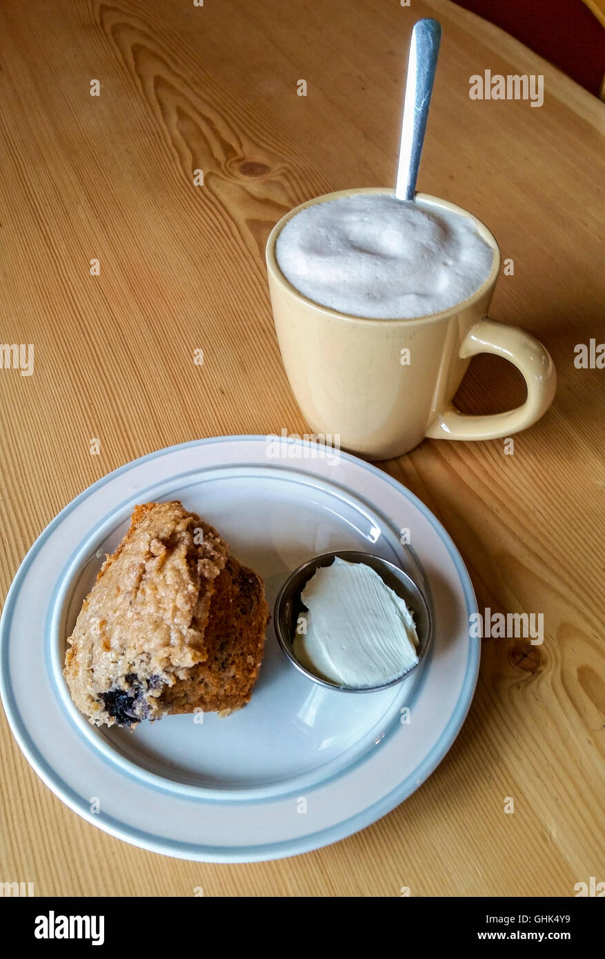 Frühstück Muffin und Chai Latte im Café mit killer Frühstück Burritos. Stockfoto