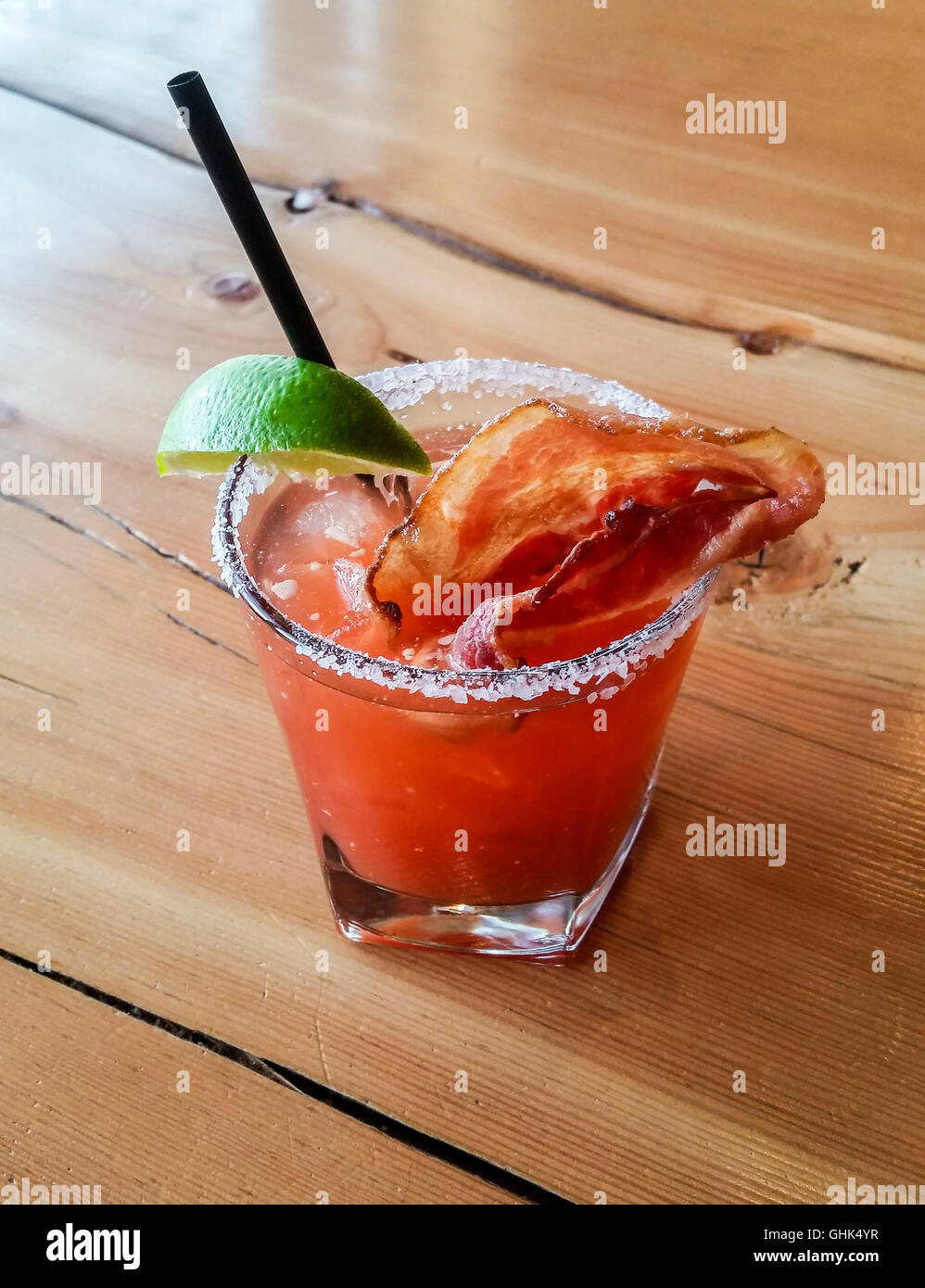 Caesar trinken, Kanadas berühmte nehmen auf die Bloody Mary mit Clamato Juice. Hier mit Speck aufgepeppt. Stockfoto