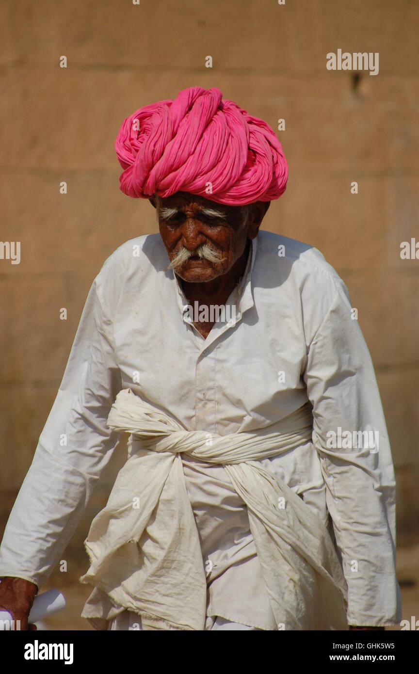 Indische Alter Mann gekleidet traditionell, Rajastan Stockfoto