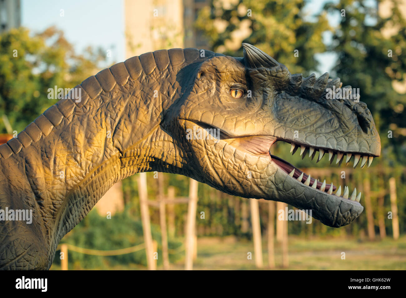 NOVI SAD, Serbien - 5. August 2016: Allosaurus Größe Lebensmodell prähistorischen Tieres im Thema Entertainment Dino-Park. Stockfoto