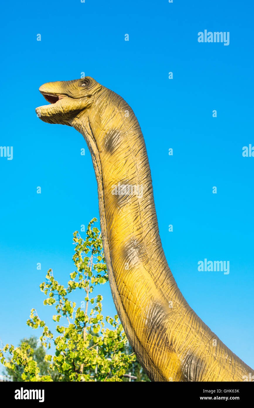 NOVI SAD, Serbien - 5. August 2016: Brontosaurus Life-Size-Model prähistorischen Tieres im Thema Entertainment Dino-Park Stockfoto