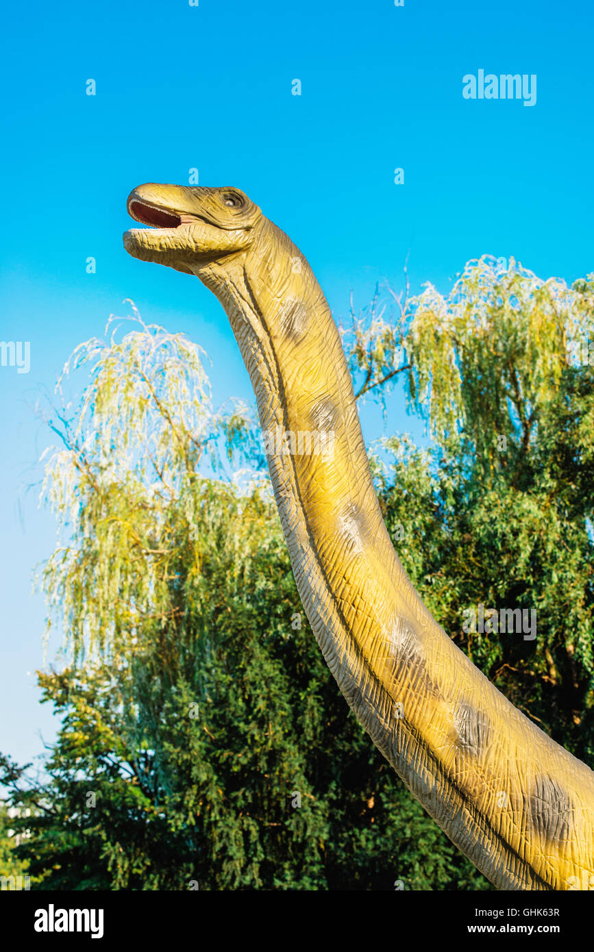 NOVI SAD, Serbien - 5. August 2016: Brontosaurus Leben Größe Modell des prähistorischen Tieres im Thema Entertainment Dino-Park. Arten Stockfoto