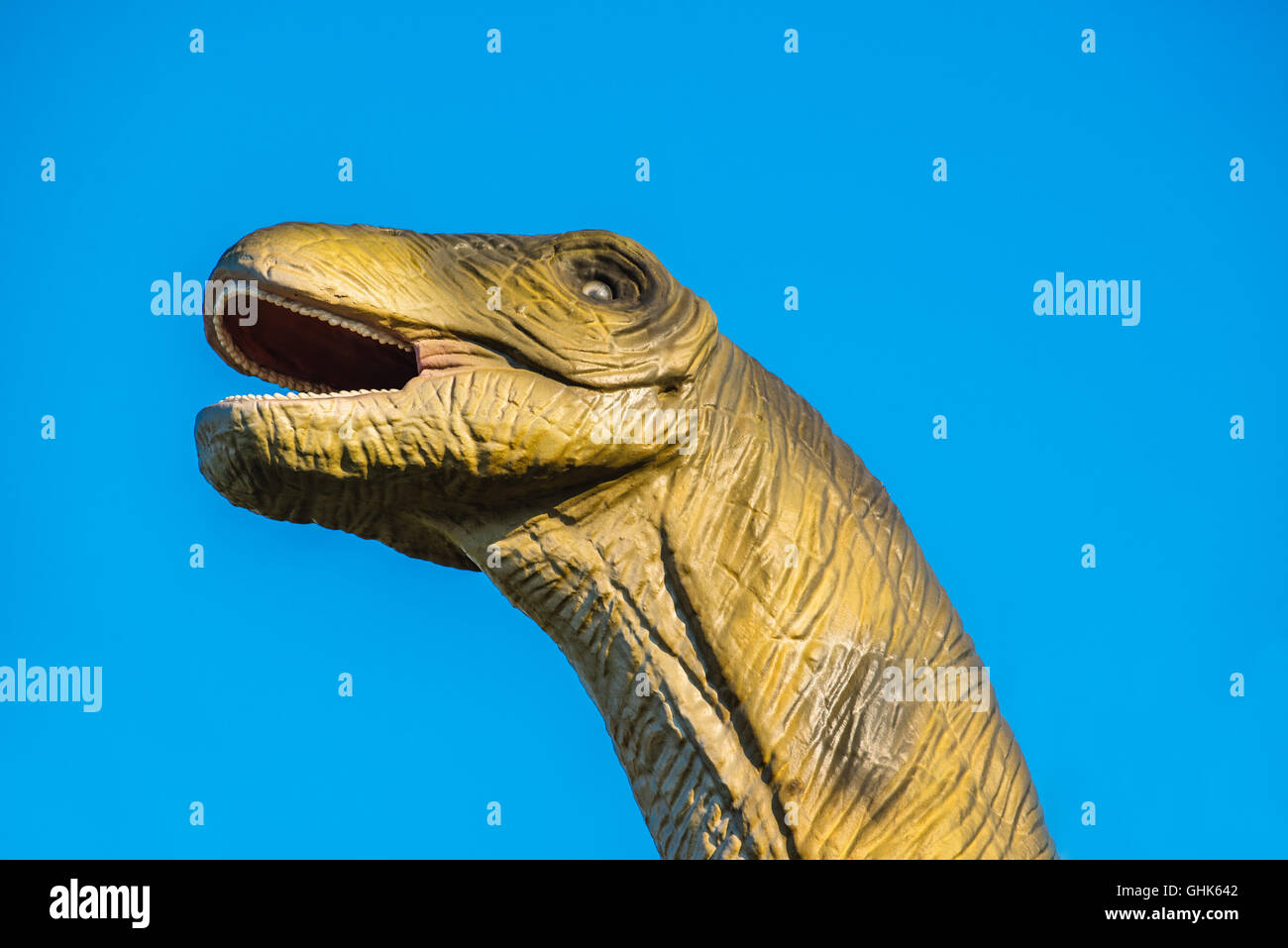NOVI SAD, Serbien - 5. August 2016: Brontosaurus Leben Größe Modell des prähistorischen Tieres im Thema Entertainment Dino-Park. Stockfoto