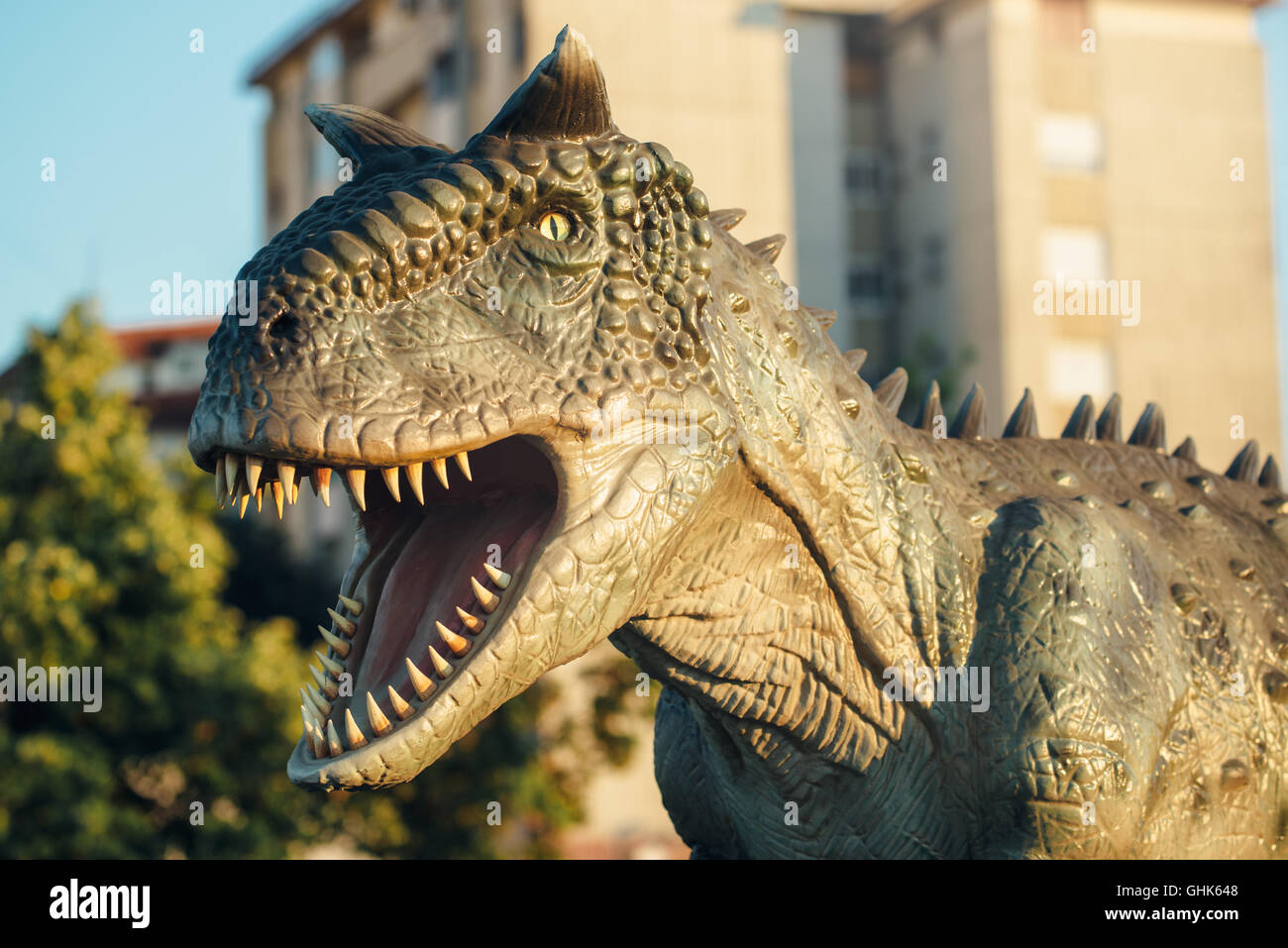NOVI SAD, Serbien - 5. August 2016: Carnotaurus Leben Größe Modell des prähistorischen Tieres im Thema Entertainment Dino-Park. Stockfoto