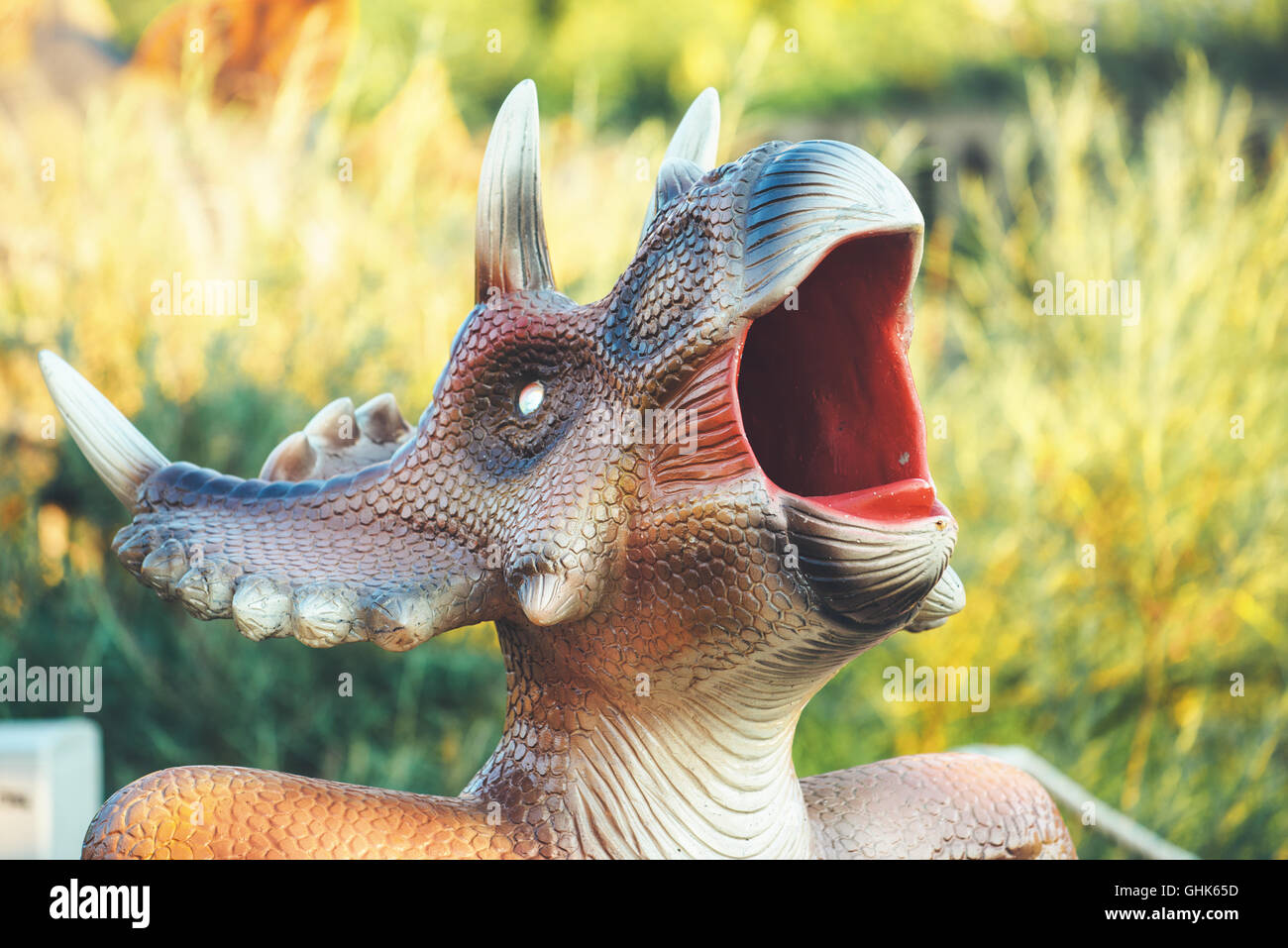NOVI SAD, Serbien - 5. August 2016: Kleine Dinosaurier Trash bin Spielzeug von themed Entertainment Dino-Park in Novi Sad. Stockfoto
