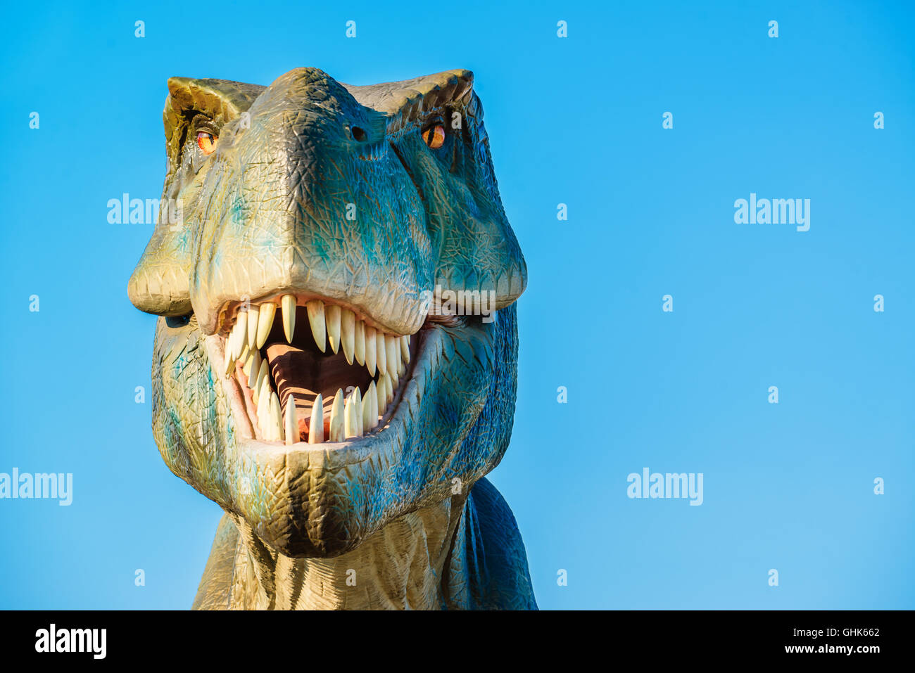 NOVI SAD, Serbien - 5. August 2016: Tyrannosaurus Leben Größe Modell des prähistorischen Tieres im Thema Entertainment Dino-Park. Stockfoto