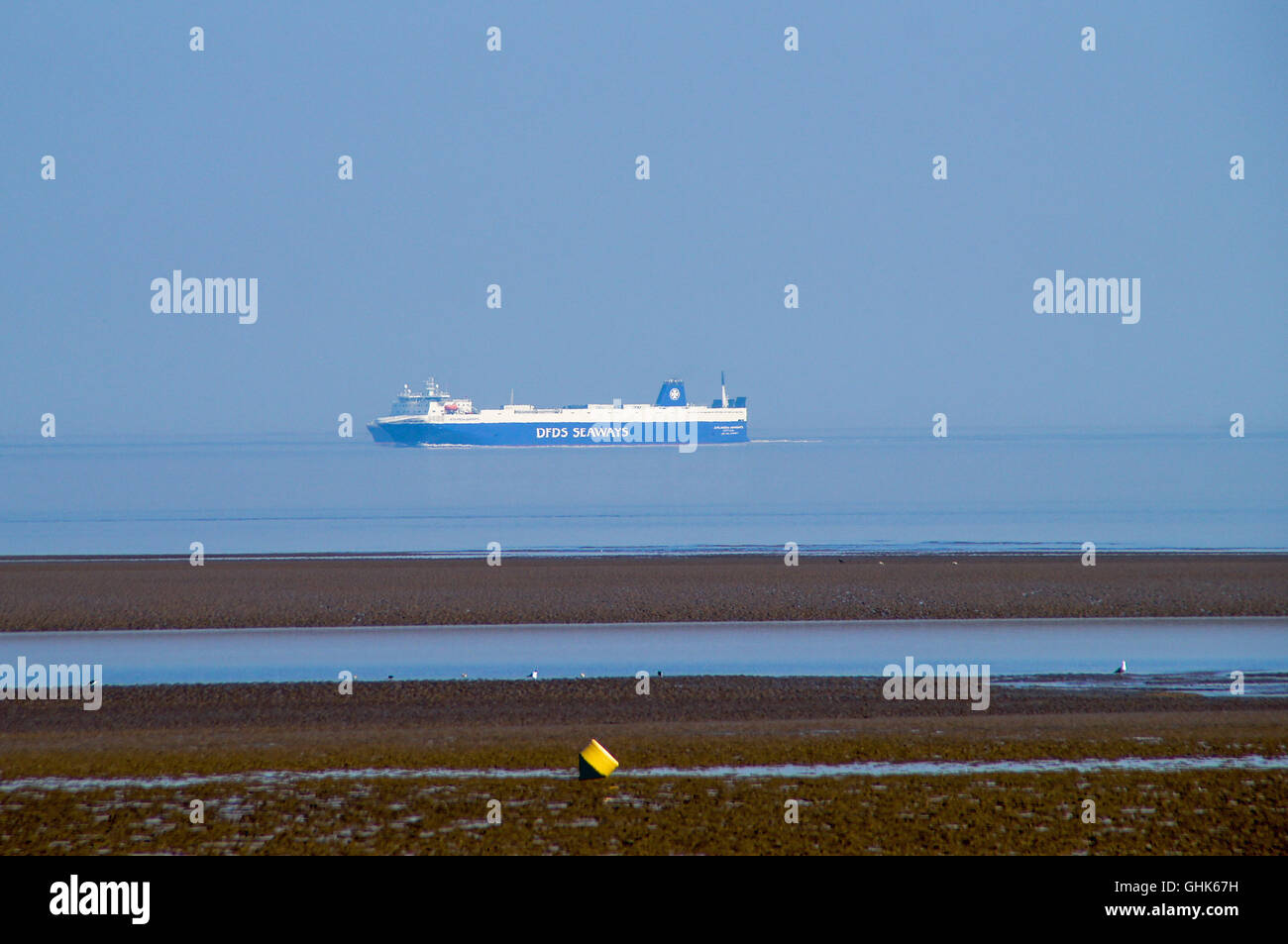 Fracht Fähre nahenden Rumpf in der Humber Mündung Stockfoto