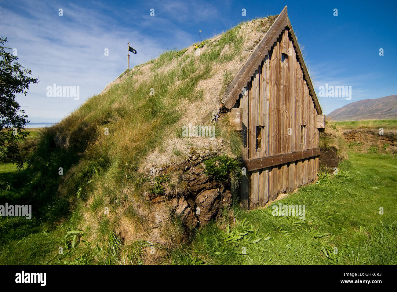 Kleine Kirche mit Grasdach im Norden von Island. Stockfoto