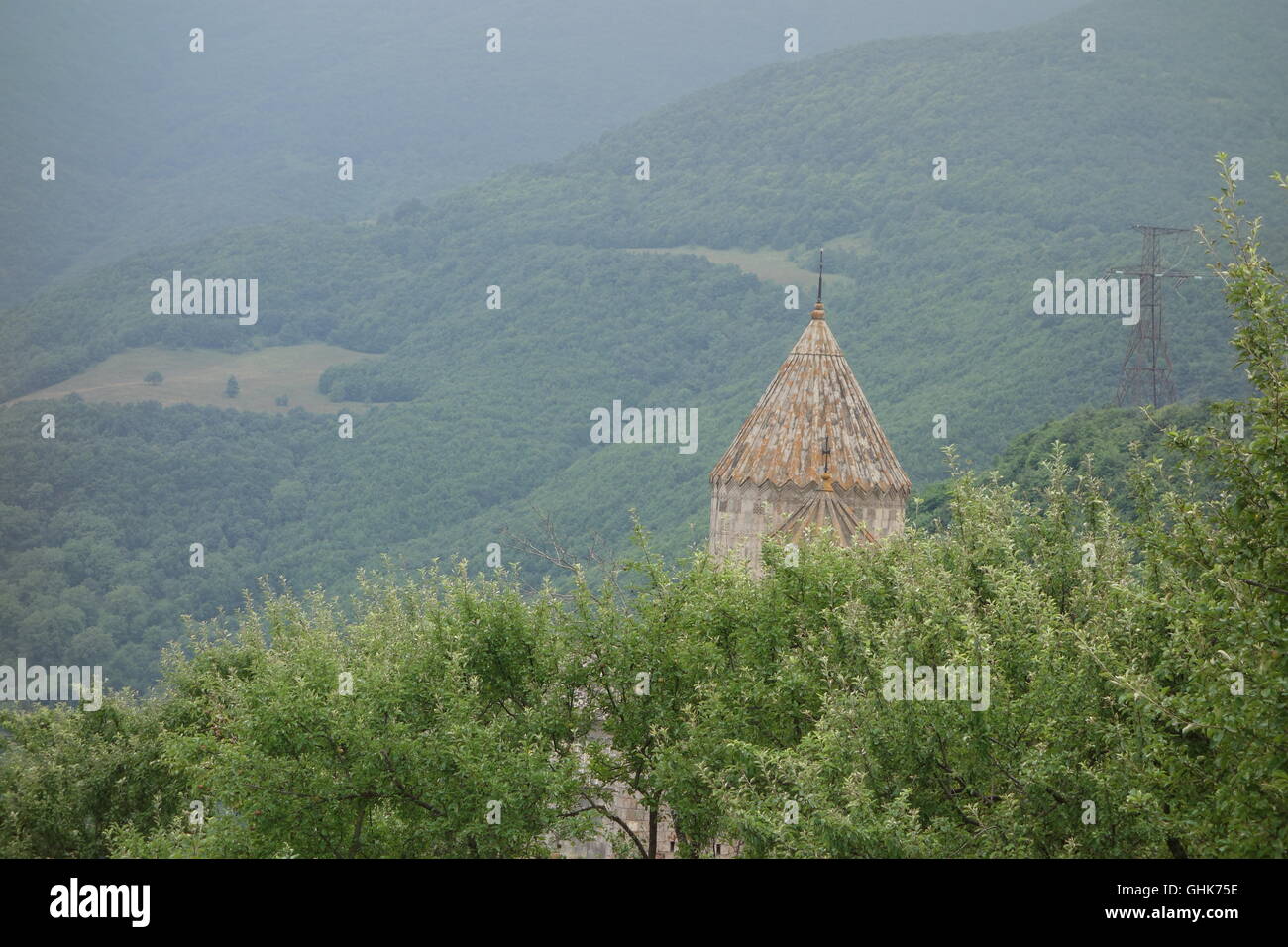 Tatev Kloster S Armenien Kuppel von St. Peter und St. Paul über Obstbäume und gegen die Berge und Wälder jenseits gesehen Stockfoto