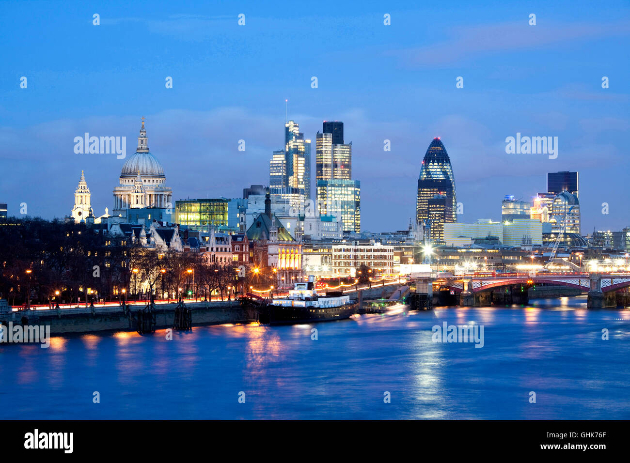 Stadt von London in der Abenddämmerung von Waterloo Bridge gesehen Stockfoto