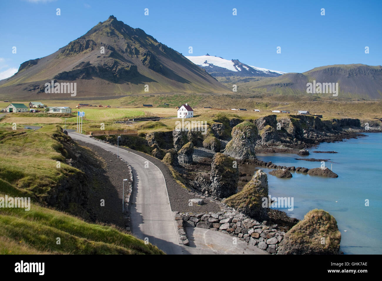 Arnarstapi und die Vulkane Stapafell und Snaefellsjökull, Island. Stockfoto