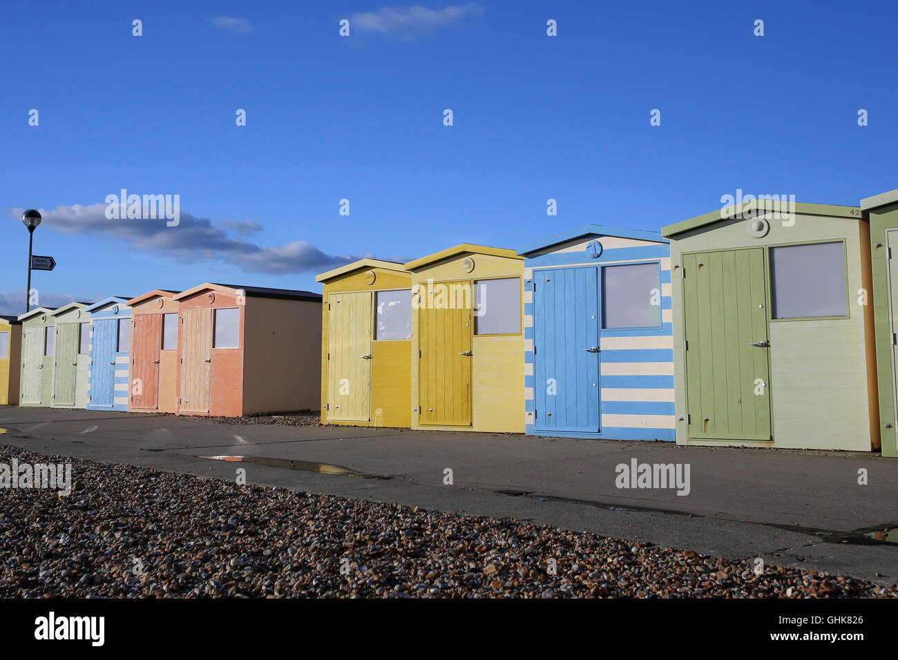 Reihe von Pastell farbigen Strandhütten am Strand von Seaford in East Sussex. England. Stockfoto