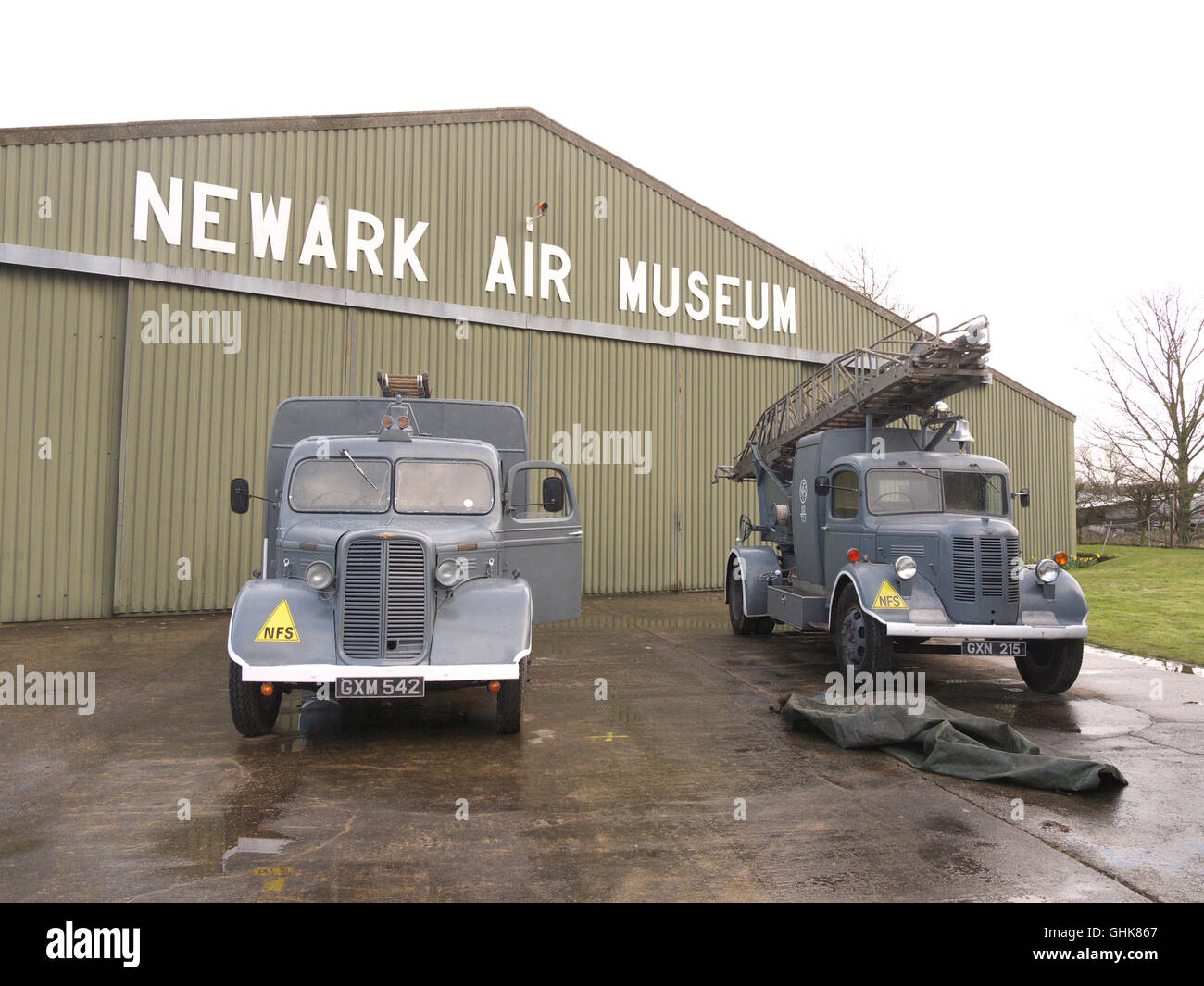Vintage National Fire Service mobile Wasserdamm und Feuer Gerät mit Drehleiter im Newark Air Museum Stockfoto