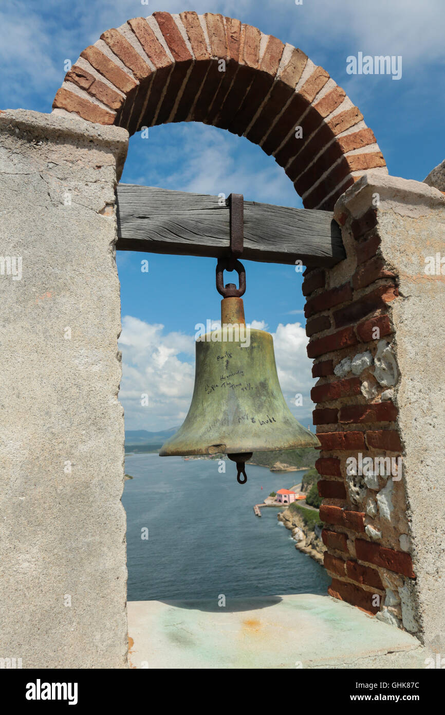 Alte Glocke am Castillo del Morro mit Blick aufs Meer in der Nähe von Santiago De Cuba Stockfoto