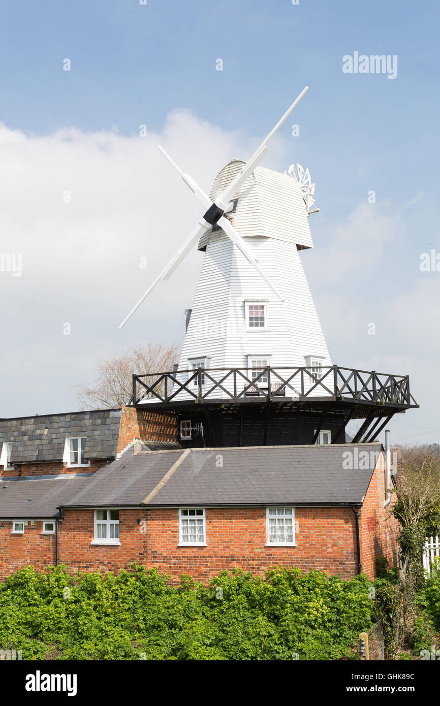 Weiße Galgen Windmühle am Fluss Tillingham in Rye, East Sussex, England, UK. Stockfoto