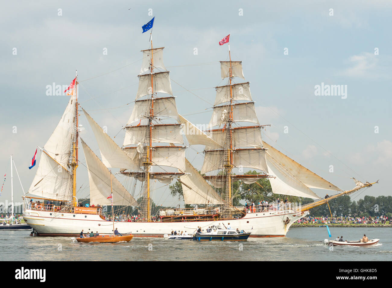 AMSTERDAM, Niederlande, 19. August 2015: Parade die Viermastbark Stil aus Holz Segelschiff Europa während der Sail In in Amsterdam Stockfoto