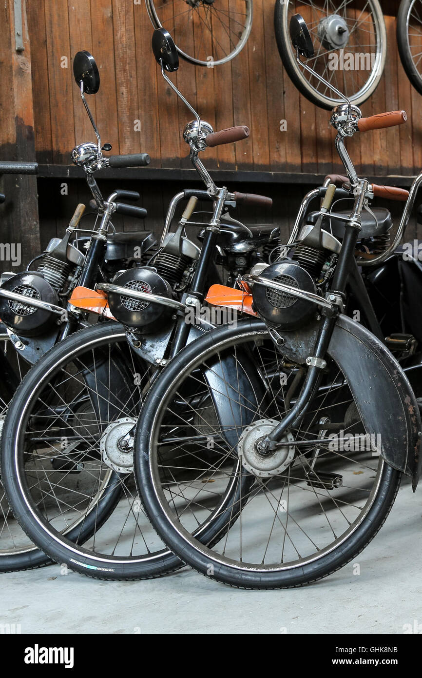 Reihe von Vintage Solex Moped zu mieten. Die Mopeds wurden von 1946 bis 1988 unter dem Namen Vélosolex produziert. Stockfoto
