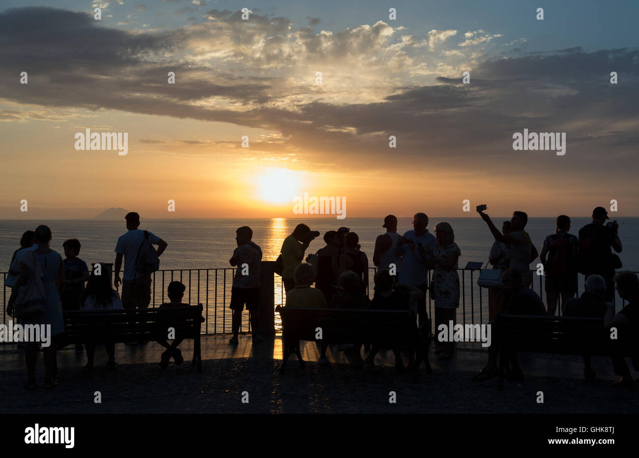 Sonnenuntergang über dem Tyrrhenischen Meer, Tropea, Kalabrien, Italien Stockfoto