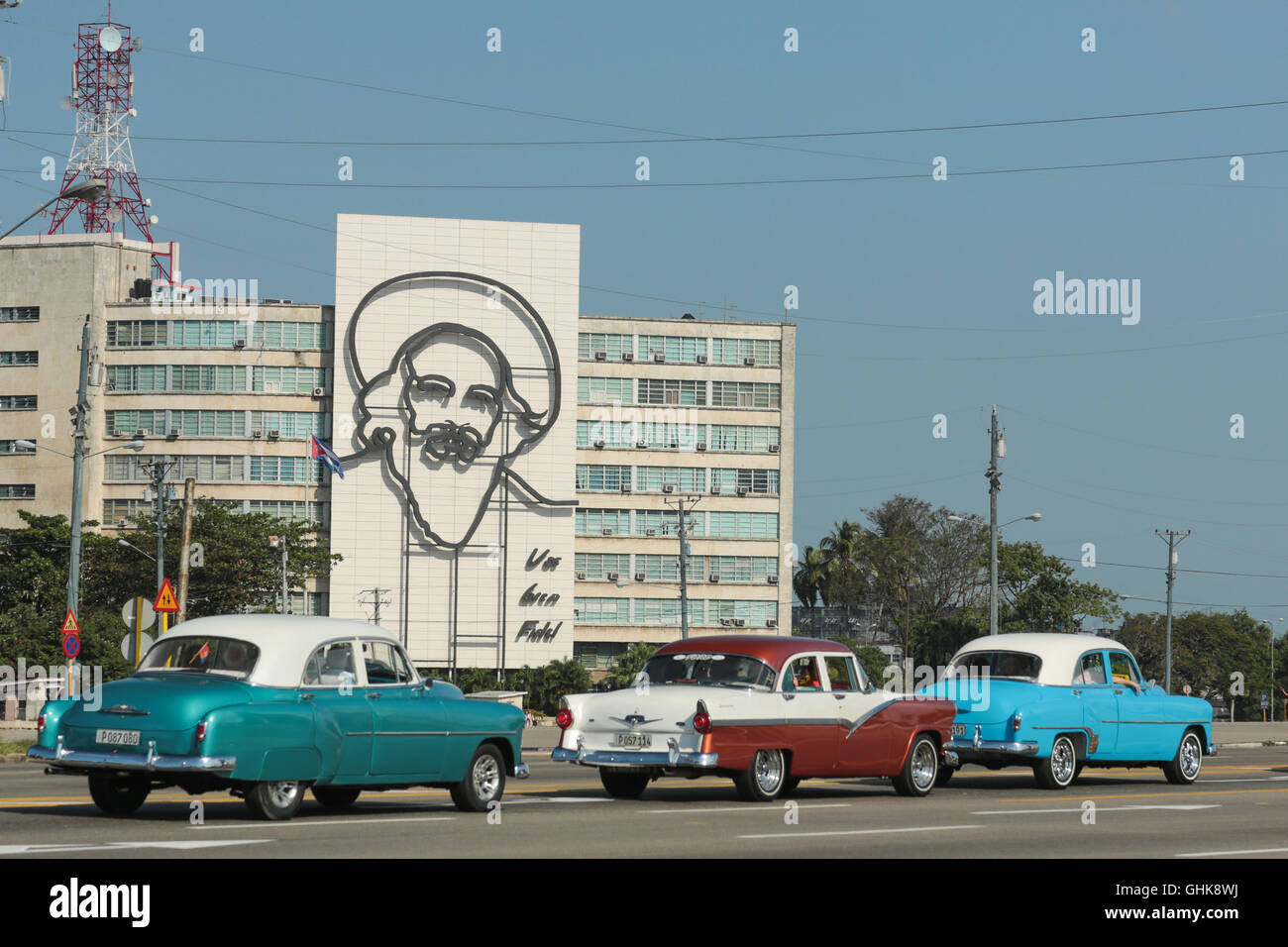 Platz der Revolution in Havanna, Kuba. Telekommunikation-Gebäude hat ein Bild von Camilo Cienfuegos Stockfoto