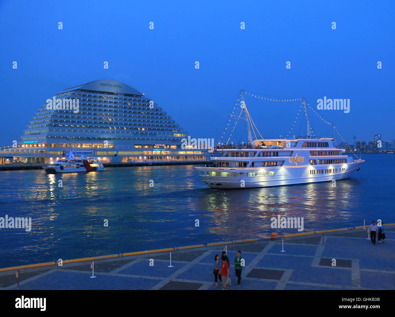 Die Leute sehen von Kreuzfahrtschiff am Harborland(Hafenland) in Kobe Japan. Stockfoto