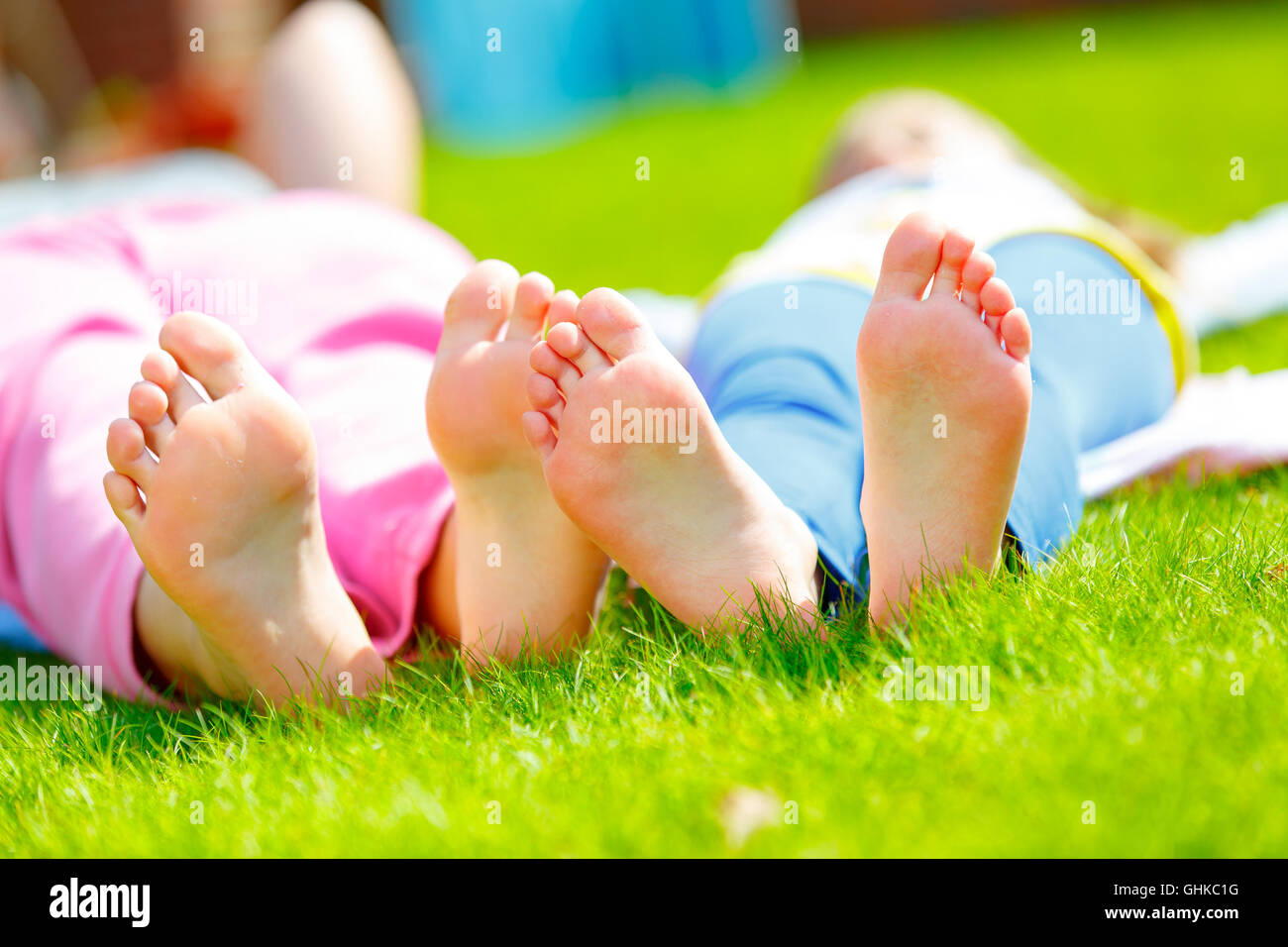 Mädchen Fuß, auf dem grünen Rasen Stockfoto
