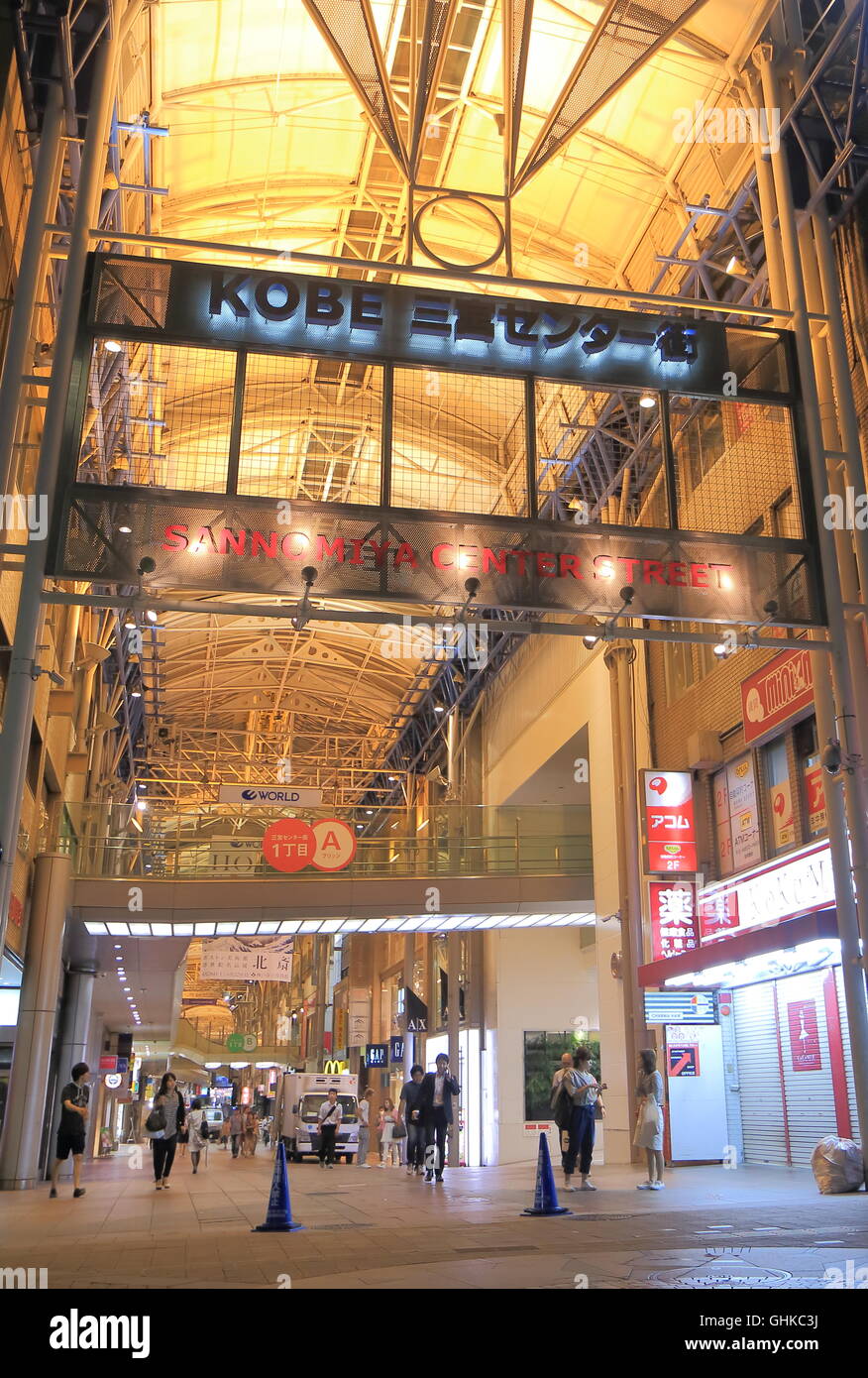 Menschen-Shop in Sannomiya Center Street in Kobe, Japan. Stockfoto