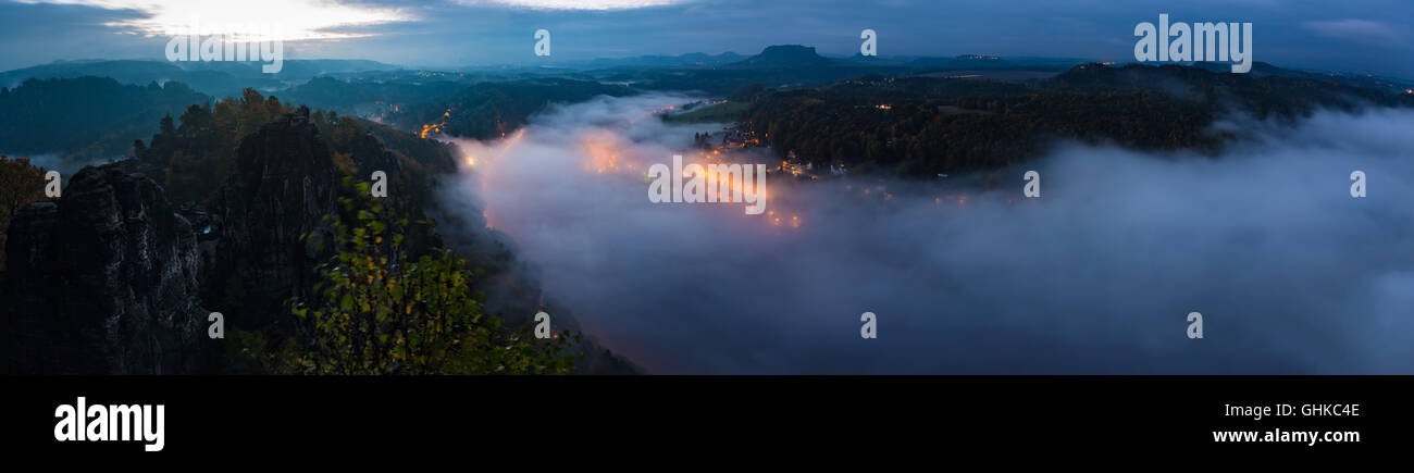 Die historische Stadt Pirna in Sachsen Alpen in nebligen Morgen Stockfoto