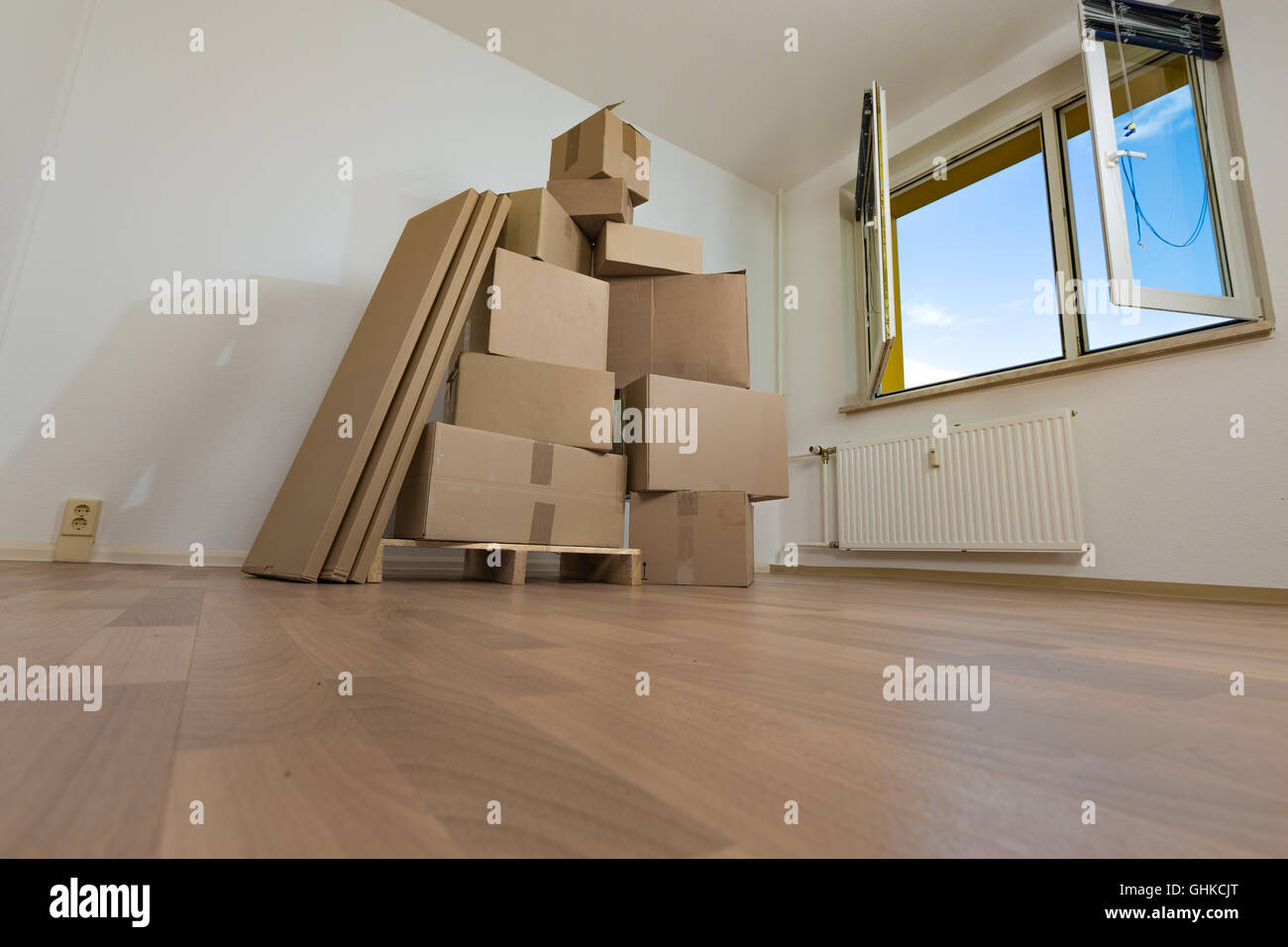 Umzug in eine neue Wohnung, Boxen in einem leeren Raum Stockfoto