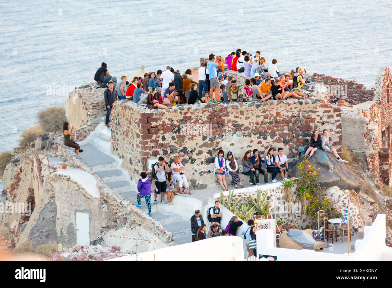 OIA, Griechenland - JUNI 25 1014: Touristen versammelt, um den Sonnenuntergang, Oia, Santorini, Kykladen, Griechenland, Europa Stockfoto