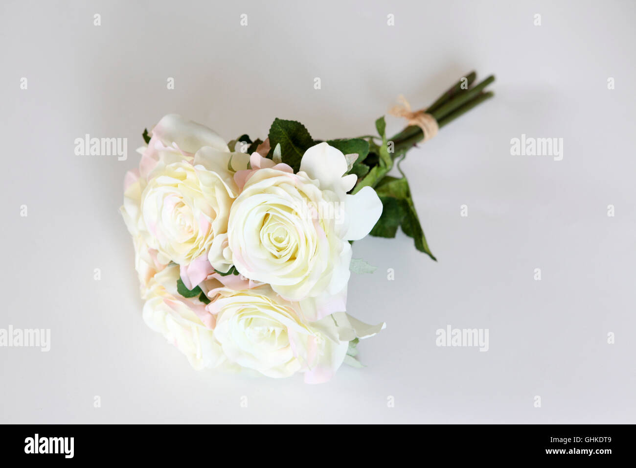 Seide Rose Bouquet auf weißem Hintergrund Stockfoto