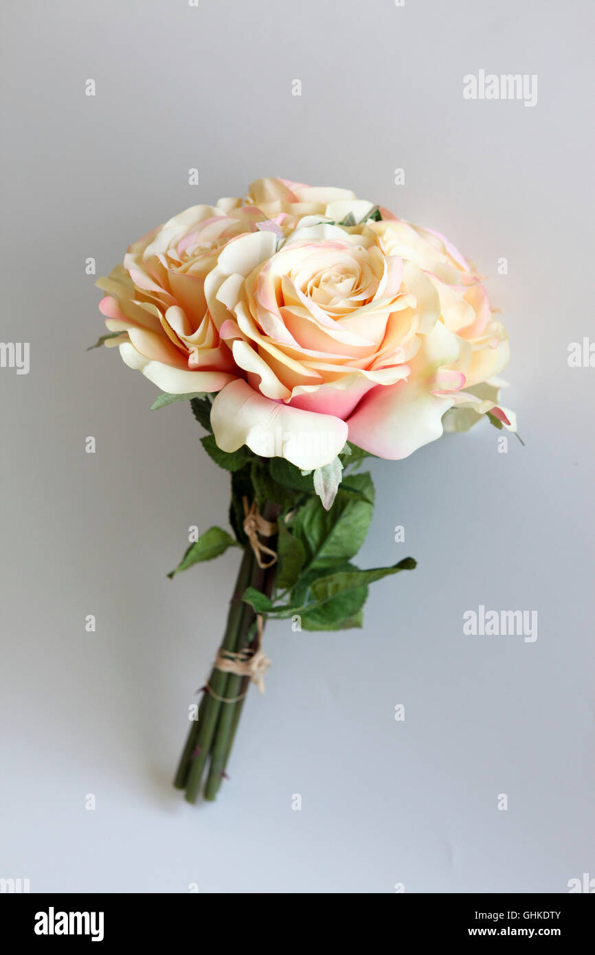 Seide Rose Bouquet auf weißem Hintergrund Stockfoto