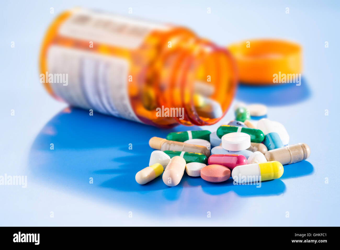 Pillen und Kapseln in medizinischen Durchstechflasche Stockfoto