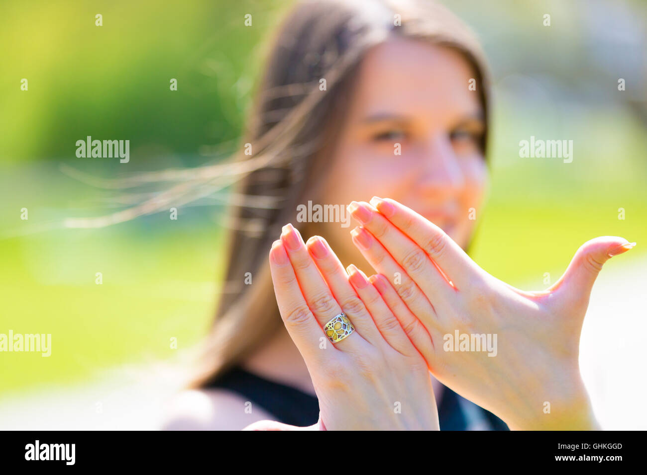Mädchen zeigt Hände mit Nageldesign Stockfoto