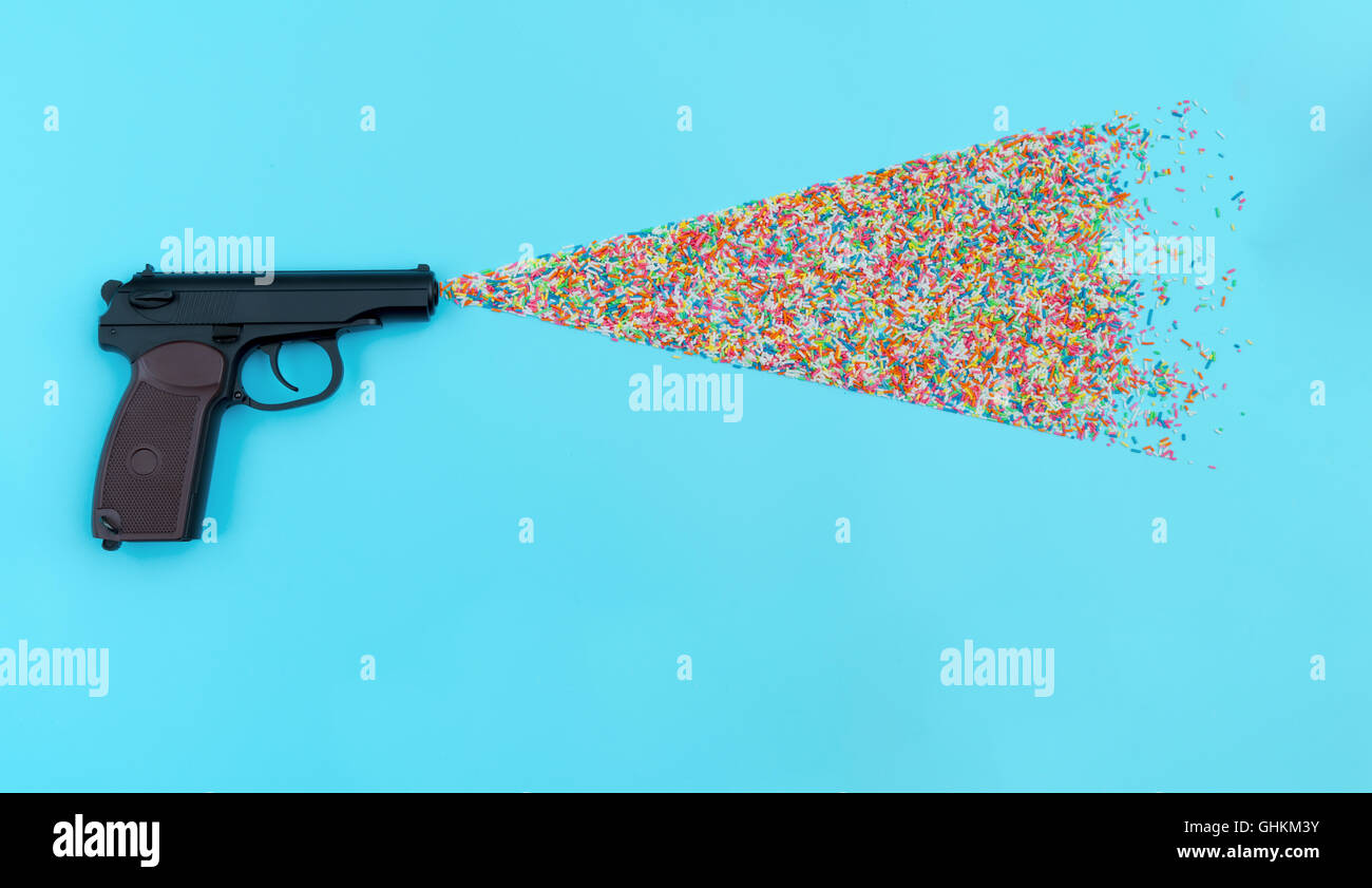 Schuss aus einem Gewehr Aroma bunte Bonbons und Gummibärchen Stockfoto