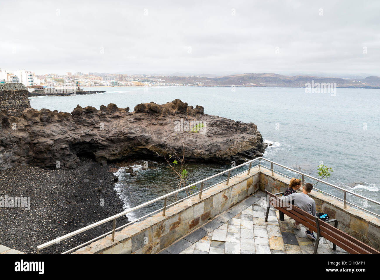 LAS PALMAS, GRAN CANARIA, Spanien - 29. Juli 2016: Küste der Insel Gran Canaria, der Hintergrund ist die Stadt Las Palmas, Stockfoto
