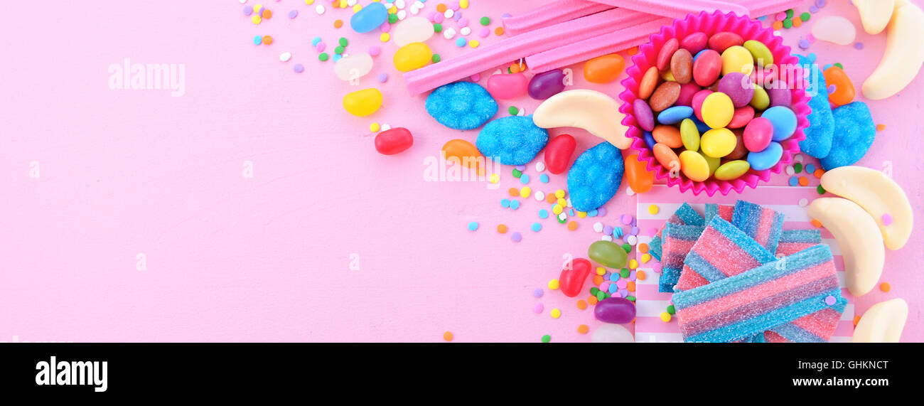 Hellen bunten Süßigkeiten Hintergrund auf rosa Holztisch für Halloween Trick der Festlichkeit oder Kinder Geburtstag Partei begünstigt, bemessen, fi Stockfoto