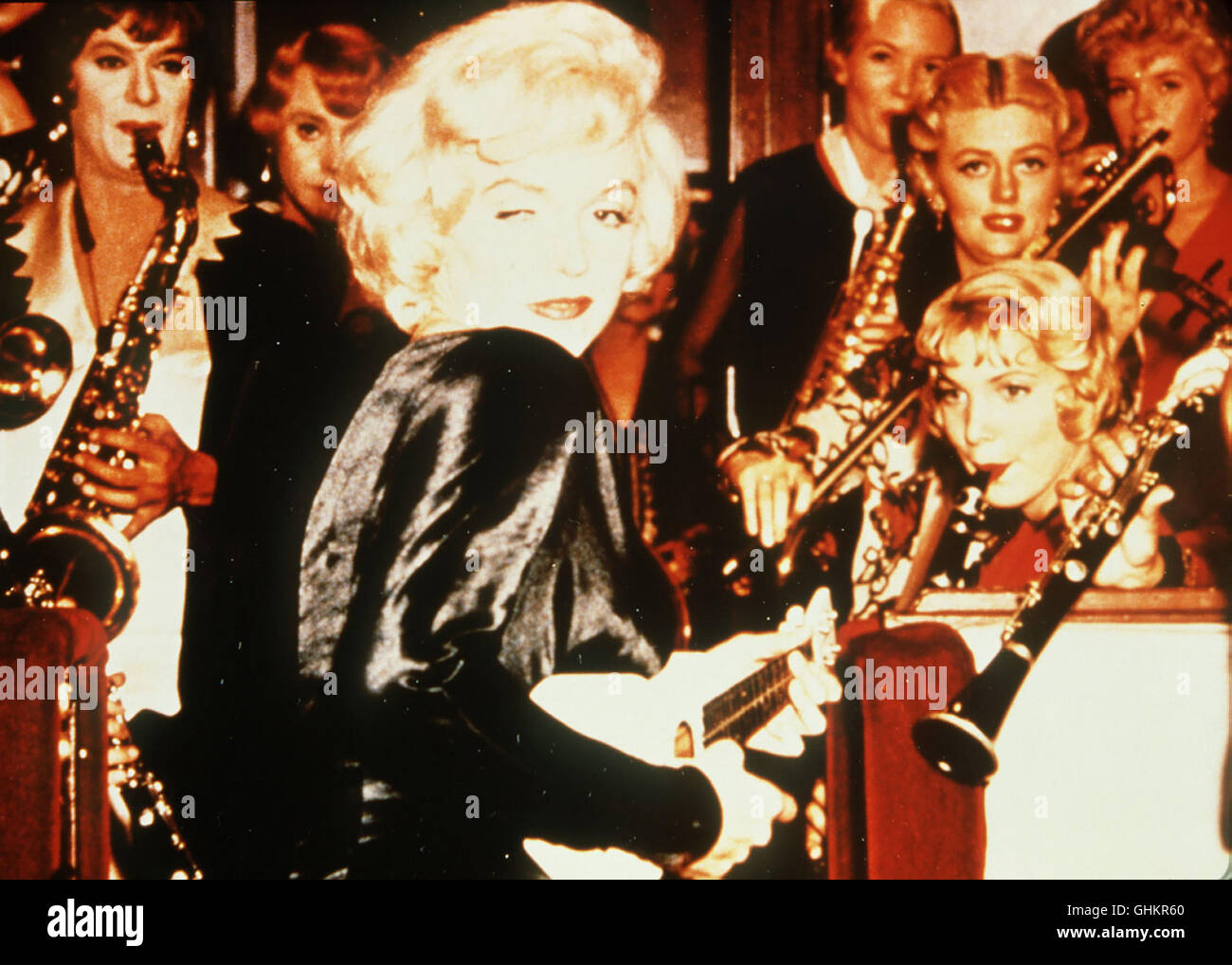 Manche mögen es heiß USA 1959 - Billy Wilder Chicago 1929: Zwei Arbeitslose Musiker Werden Unfreiwillig mit Eines Mordes: Um Sich der Verfolgung Durch die Gangster Zu Entziehen, suchen Sie Rüstungswirtschaft Bei Einer Damenkapelle. Bild: Sugar (MARILYN MONROE) Regie: Billy Wilder aka. Manche mögen es heiß Stockfoto