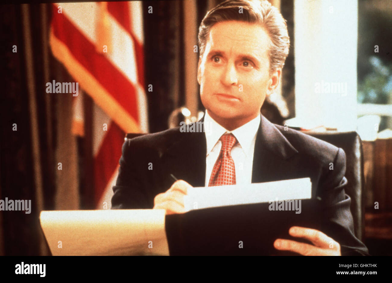 Polit-Und Charmante LiebesKomödie Mit Starbesetzung: Michael Douglas Spielt Den Amerikanischen Präsidenten Andrew Shepherd, der Sich im sterben Umweltaktivistin Sydney Ellen Wade (Annette Bening) Verliebt Und Damit seit Krieger Gegner, Dem Senator Rumson (Richard Dreyfuss) Ungewollt Wahlkampfmunition Liefert. Szene Mit MICHAEL DOUGLAS Regie: Rob Reiner aka. Der amerikanische Präsident Stockfoto