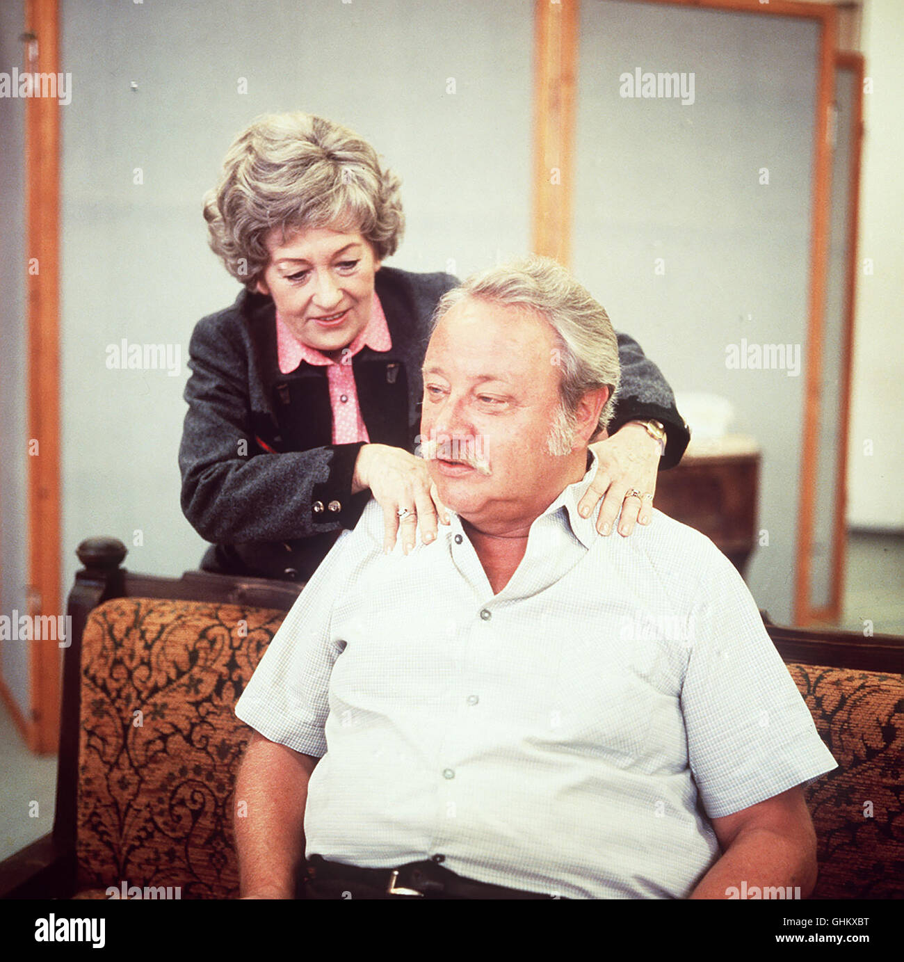 Komödienstadl - Spätlese Oder Auch der Herbst Hat Schöne Tage Brauereibesitzer Dominik Weißbartl, Jugendbuchautorin EHST brüstete Blieb, Erfährt aus Dem Testament Seiner Verstorbenen Frau, Daß Das VerMögen "Seinen Nachkom-Men" Vererbt Werden Soll. Weiter Bestimmt sterben Verstorbene Brauereibe-Sitzersgattin, Wer als Wirt-Schafterin Ihre Nachfolge Antreten Soll... ERNI SINGERL - Kuni Meier, Haushälterin GUSTL BAYRHAMMER - Dominik Weißbartl, Brauerei Und Gutsbesitzer aka. Der Komödienstadel Stockfoto