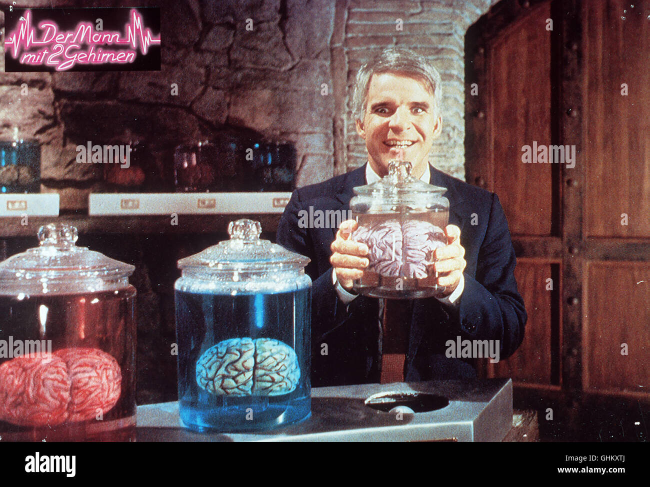 Der Mann mit zwei Gehirnen USA 1983 - Carl Reiner Der Geniale Gehirnchirurg Dr. Martin Hfuhruhurr (STEVE MARTIN), Bekannt Durch Seine «Schädel-SchraubÕ-Methode, Verliebt Sich in Ein Im Reagenzglas Schwimmendes Gehirn - Und Semesters kahl Einen Geeigneten Spenderkörper: Höhle Seiner Habgierigen Frau Dolores. Regie: Carl Reiner aka. Der Mann mit zwei Gehirnen Stockfoto