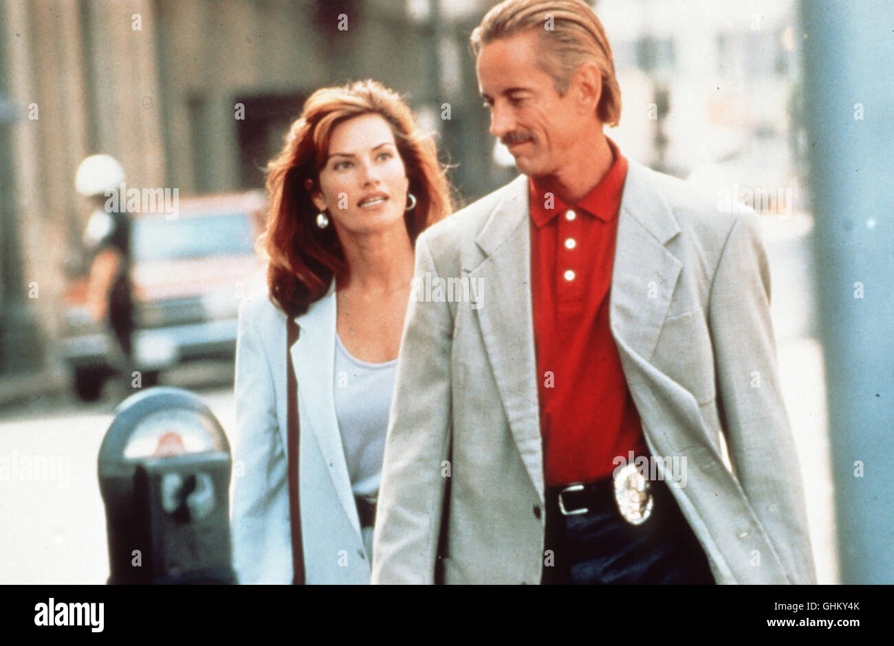 Extreme Justice - Ein Cop Nimmt Rache Der Polizist Jeff Powers Wird anheizt unangepasste Und Gewalttätigkeit Vom Dienst Suspendiert. Für Dan Vaughn, Den Chef der S.I.S.-Spezialeinheit, ist Jeff Mit Artikelwort "Qualifikation" Genau der Richtige Mann. Er Wirbt Kräfte Für seine Einheit, Die Bei der Verfolgung von Verbrechern Bis Zum Äußersten Geht... Bild: CHELSEA FIELD (Kelly Daniels), SCOTT GLEN (Dan Vaughn) Regie: Mark aka. Extreme Justice Stockfoto