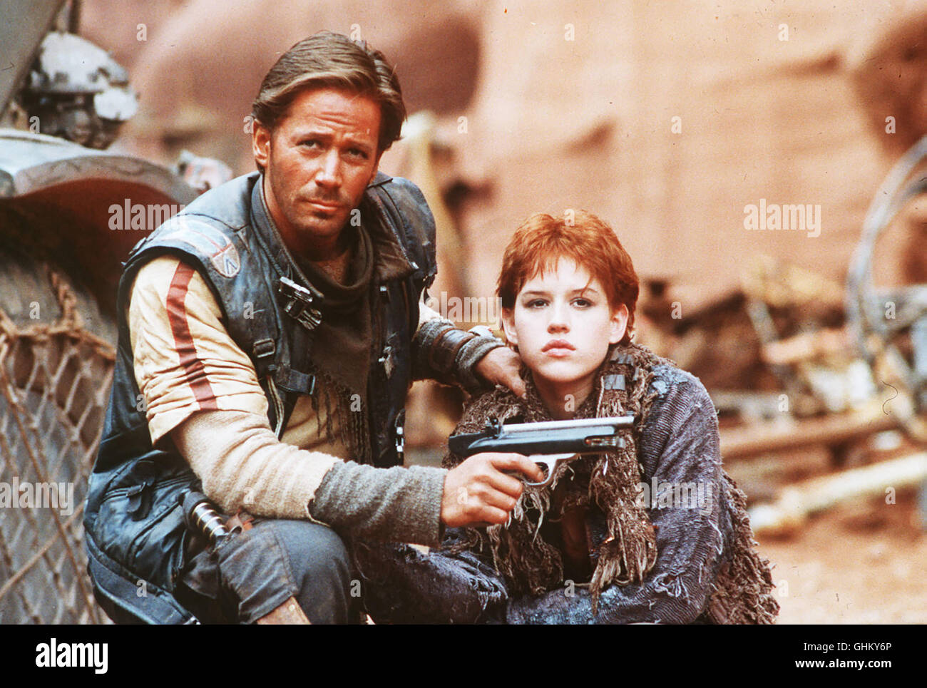 All-Vagabund Wolff ist Auf der Suche Nach Verschollenen Im All Und Kämpft in der verbotenen Zone Gegen Den Nationalsozialist Overdog. Bild: PETER STRAUSS (Wolff) MOLLY RINGWALD (Niki) Regie: Lamont Johnson aka. Spacehunter-Abenteuer In der verbotenen Zone Stockfoto