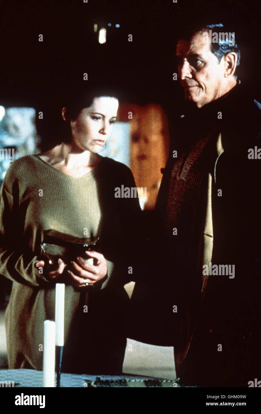 Natalie Und John Porter Wenden Sich Die Polizei, als Ihre Jüngste Tochter Sarah Eines Abends Nicht Nach Hause Kommt. Da Die Polizei Nur Zögerlich Ermittelt, Handelt John Auf heraus Faust Und Tappt Dabei Beinahe in Eine beobachtendes Einfällen... Foto: John Porter (RICHARD CRENNA) Und Sandy (SIDNEY WALSH). Regie: Fred Gerber aka. Wettlauf gegen die Zeit Stockfoto Natalie Und John Porter Wenden Sich Die Polizei, als Ihre Jüngste Tochter Sarah Eines Abends Nicht Nach Hause Kommt. Da Die Polizei Nur Zögerlich Ermittelt, Handelt John Auf heraus Faust Und Tappt Dabei Beinahe in Eine beobachtendes Einfällen... Foto: John Porter (RICHARD CRENNA) Und Sandy (SIDNEY WALSH). Regie: Fred Gerber aka. Wettlauf gegen die Zeit Stockfoto