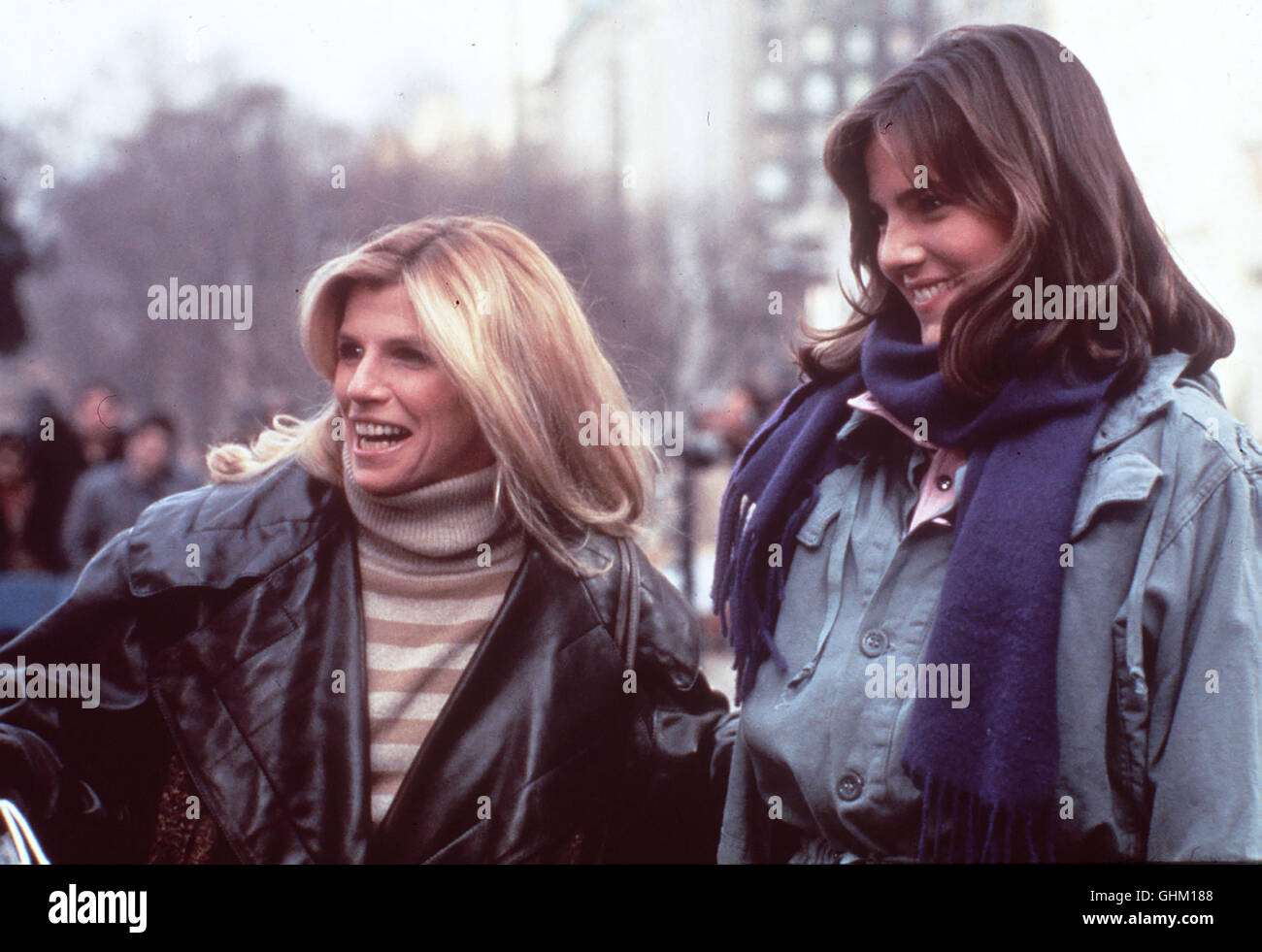 Foto Taryn (NICOLETTE SHERIDAN) Und Laurie (TERRY FARRELL) aka. Paper