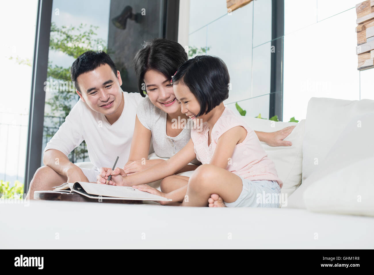 Kind genießen Färbung mit den Eltern zu Hause. Stockfoto