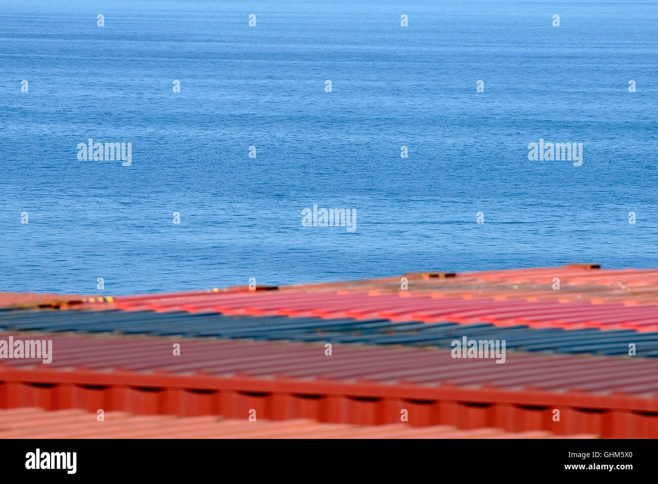 Mittelmeer Containerschiff auf dem Weg nach Southampton Stockfoto