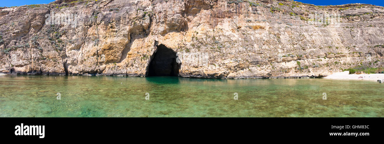 Grotte in den Felsen am Meer Stockfoto