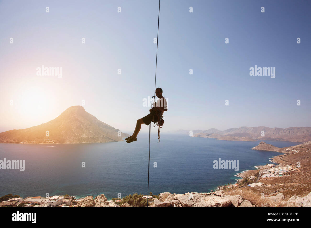 Kletterer gegen Aussicht auf Telendos Insel bei Sonnenuntergang. Insel Kalymnos, Griechenland Stockfoto