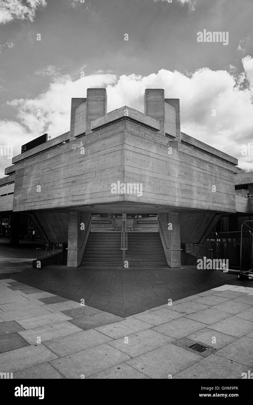 Seiteneingang zum Nationaltheater ähnlich Star Wars Star Destroyer in South Bank London. Stockfoto